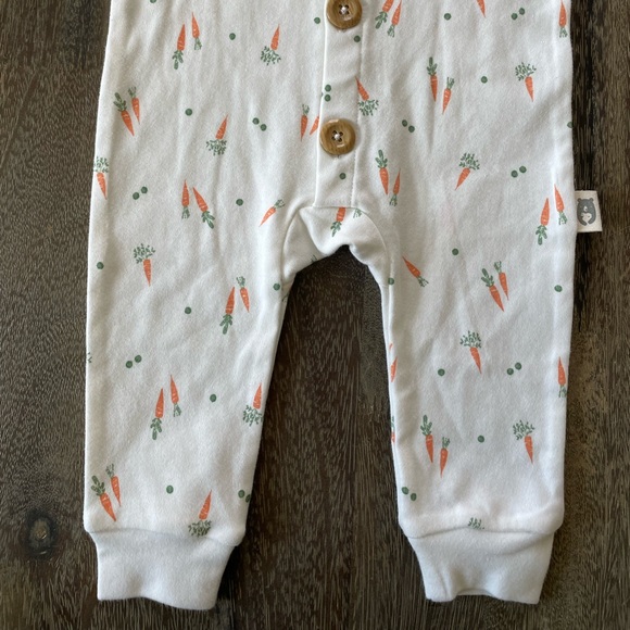 SOLD🥕 NWT Organic Cotton Carrot Long sleeve onesie with brown buttons - Picture 2 of 6